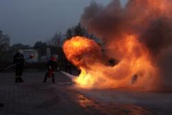 Die Jugendfeuerwehr bei einer Feuerlöscherausbildung