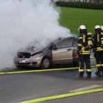 Pkw nach dem ersten Löschangriff