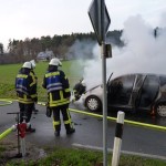 Pkw nach dem ersten Löschangriff