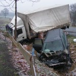 Beide Fahrzeuge im Straßengraben