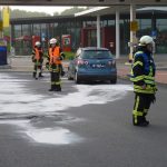 Abstreuen der Oelspur mit Bindemittel