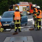 Abstreuen der Oelspur mit Bindemittel