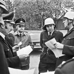 Lagebesprechung: hinten links Wolfgang Nietsche, rechts Horst (Charly) Schüttken