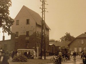 Durch den Einsatz von Schaum konnte bei Bronwicks Mühle eine Ausbreitung des Brandes verhindert werden