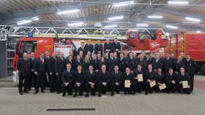 Die beförderten Kameradinnen und Kameraden mit Bürgermeister Dr. Marc Schrameyer (3. v. l.) und Marko Lammerskitten (7. v. l.), Leiter der Feuerwehr, sowie Kreisbrandmeister Raphael-Ralph Meier (5. v. l.).