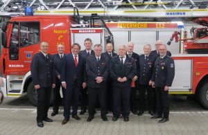 Die geehrten Kameradinnen und Kameraden der Feuerwehr mit Bürgermeister Dr. Marc Schrameyer (3. v. l.) und Marko Lammerskitten, Leiter der Feuerwehr, (l.) sowie seinen Stellvertretern Marc Schüttken (l.) und Stefan Steinigeweg (4. v. l.) und Kreisbrandmeister Raphael-Ralph Meier (Mitte).